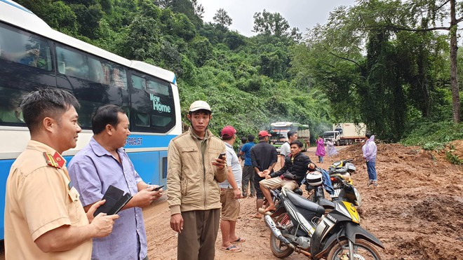 Sạt lở nghiêm trọng trên đèo Bảo Lộc, hàng ngàn ô tô chôn chân suốt nhiều giờ - Ảnh 9.