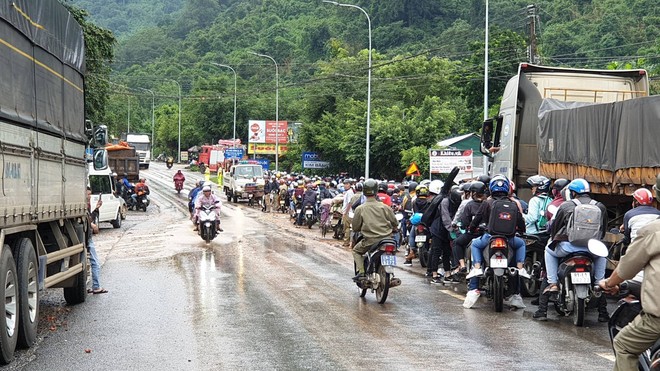 Sạt lở nghiêm trọng trên đèo Bảo Lộc, hàng ngàn ô tô chôn chân suốt nhiều giờ - Ảnh 10.