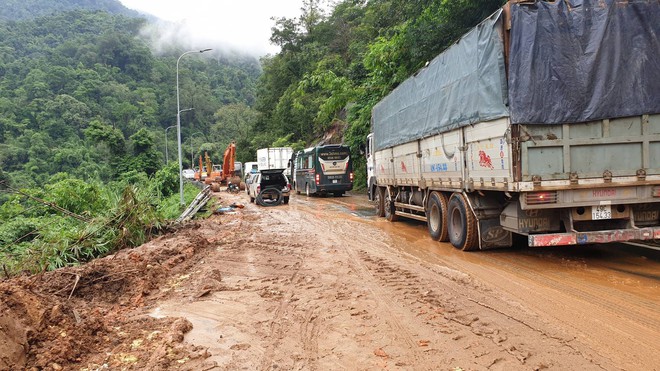 Sạt lở nghiêm trọng trên đèo Bảo Lộc, hàng ngàn ô tô chôn chân suốt nhiều giờ - Ảnh 13.