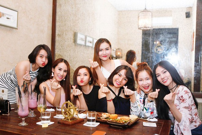 Hội chị em M&acirc;y Trắng: Người ly h&ocirc;n, người mới cưới, người c&ograve;n độc th&acirc;n nhưng cứ gặp nhau l&agrave; l&ecirc;n đồ chất khỏi b&agrave;n - Ảnh 2.