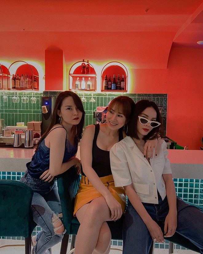 Hội chị em M&acirc;y Trắng: Người ly h&ocirc;n, người mới cưới, người c&ograve;n độc th&acirc;n nhưng cứ gặp nhau l&agrave; l&ecirc;n đồ chất khỏi b&agrave;n - Ảnh 17.