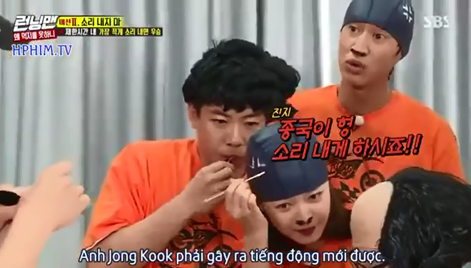 Jeon So Min bị phản ứng khi li&ecirc;n tục v&eacute;n &aacute;o khoe bụng trước mặt Kim Jong Kook - Ảnh 3.