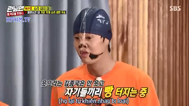 Jeon So Min bị phản ứng khi li&ecirc;n tục v&eacute;n &aacute;o khoe bụng trước mặt Kim Jong Kook - Ảnh 2.