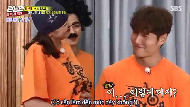 Jeon So Min bị phản ứng khi li&ecirc;n tục v&eacute;n &aacute;o khoe bụng trước mặt Kim Jong Kook - Ảnh 4.