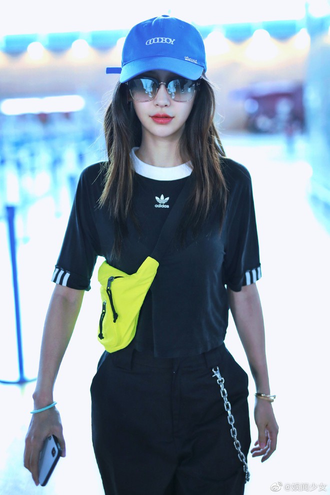 3 hot mom Cbiz đọ d&aacute;ng tại s&acirc;n bay: Dương Mịch khoe ngực khủng ch&acirc;n d&agrave;i, L&acirc;m T&acirc;m Như bị ch&ecirc; ăn mặc gi&agrave; ch&aacute;t - Ảnh 4.