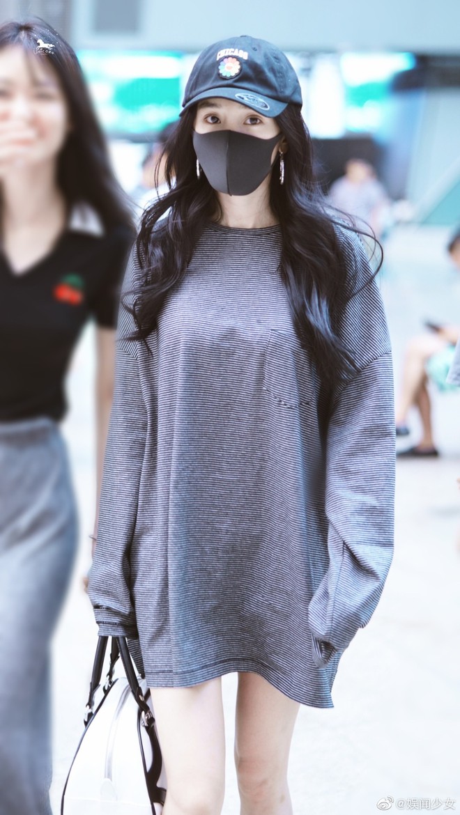 3 hot mom Cbiz đọ d&aacute;ng tại s&acirc;n bay: Dương Mịch khoe ngực khủng ch&acirc;n d&agrave;i, L&acirc;m T&acirc;m Như bị ch&ecirc; ăn mặc gi&agrave; ch&aacute;t - Ảnh 3.