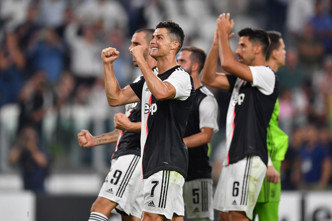 Ronaldo ra mắt kiểu ăn mừng thách thức trọng tài trong ngày Juventus vượt qua kẻ thù không đội trời chung theo một kịch bản không thể nghẹt thở hơn - Ảnh 1.