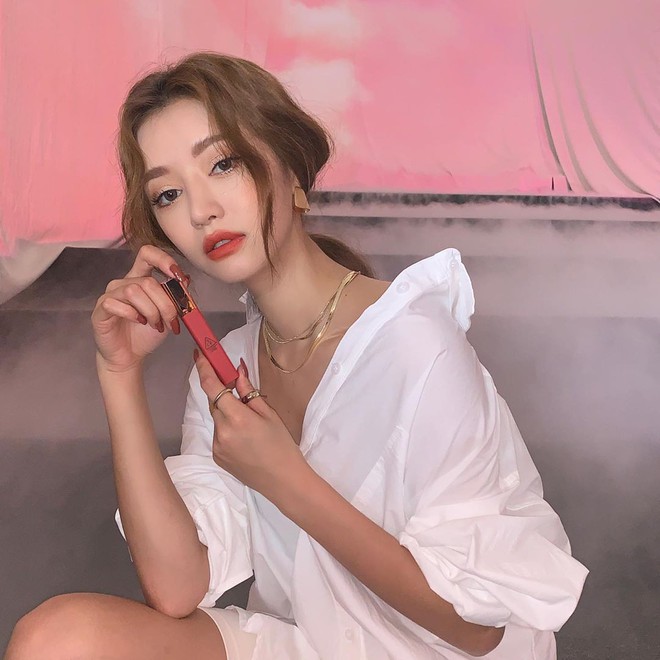 Sắp hết lễ m&agrave; vẫn chưa c&oacute; kiểu ảnh sống ảo n&agrave;o, bạn phải xem 11 gợi &yacute; makeup v&agrave; l&agrave;m t&oacute;c xinh xuất sắc n&agrave;y để triển ngay cho kịp - Ảnh 11.
