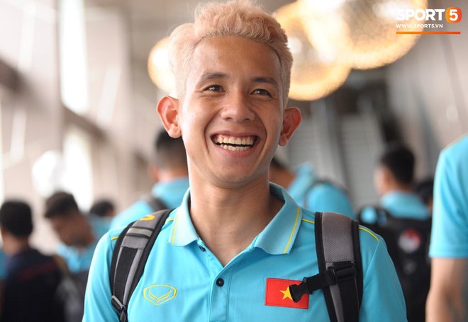 Duy Pinky bất ngờ h&oacute;a g&atilde; đầu bạc trong ng&agrave;y ĐT Việt Nam tới Th&aacute;i Lan chuẩn bị cho v&ograve;ng loại World Cup 2022 - Ảnh 3.