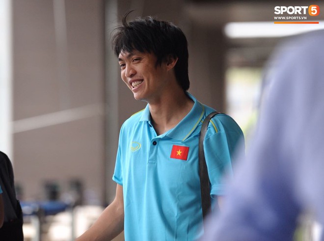 Duy Pinky bất ngờ h&oacute;a g&atilde; đầu bạc trong ng&agrave;y ĐT Việt Nam tới Th&aacute;i Lan chuẩn bị cho v&ograve;ng loại World Cup 2022 - Ảnh 9.