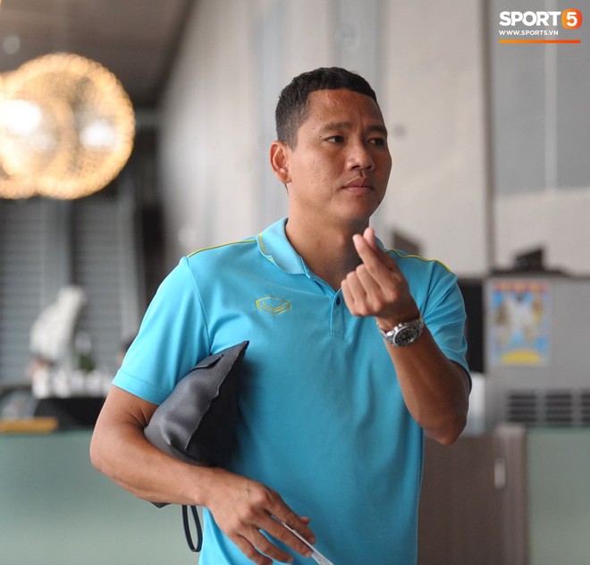 Duy Pinky bất ngờ h&oacute;a g&atilde; đầu bạc trong ng&agrave;y ĐT Việt Nam tới Th&aacute;i Lan chuẩn bị cho v&ograve;ng loại World Cup 2022 - Ảnh 4.
