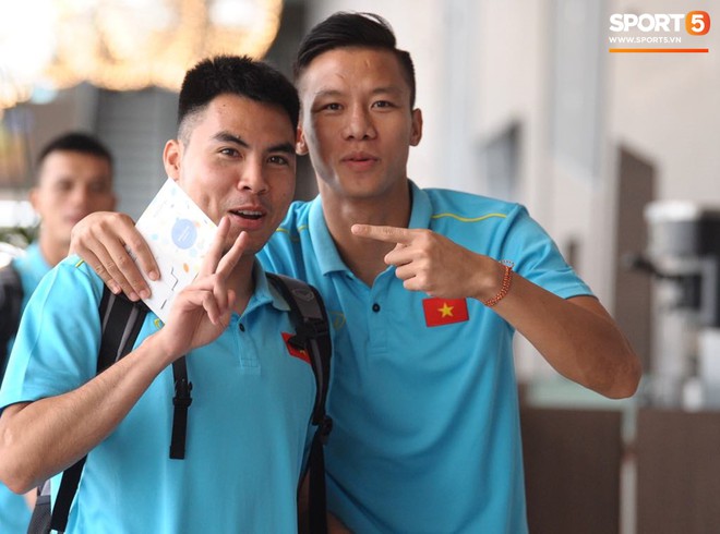 Duy Pinky bất ngờ hóa gã đầu bạc trong ngày ĐT Việt Nam tới Thái Lan chuẩn bị cho vòng loại World Cup 2022 - Ảnh 6.