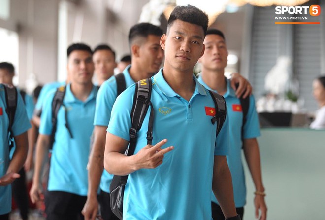 Duy Pinky bất ngờ hóa gã đầu bạc trong ngày ĐT Việt Nam tới Thái Lan chuẩn bị cho vòng loại World Cup 2022 - Ảnh 8.