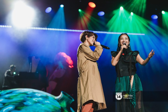 Vũ Cát Tường đem tiểu tinh cầu lên sân khấu liveshow đầy hoành tráng, lần đầu hát live ca khúc mới toanh chiêu đãi khán giả Hà Nội - Ảnh 9.
