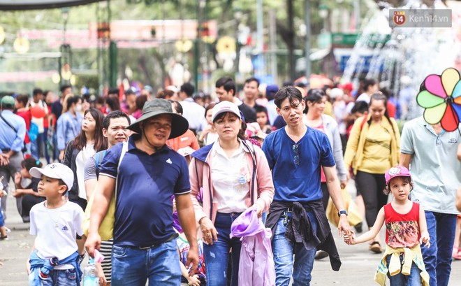 Người dân ùn ùn đổ về Thảo Cầm Viên Sài Gòn dựng lều, mắc võng nằm nghỉ lễ 2/9 - Ảnh 4.