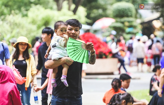 Người dân ùn ùn đổ về Thảo Cầm Viên Sài Gòn dựng lều, mắc võng nằm nghỉ lễ 2/9 - Ảnh 13.