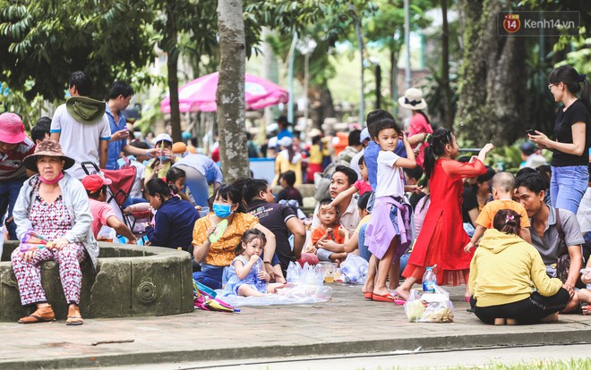 Người dân ùn ùn đổ về Thảo Cầm Viên Sài Gòn dựng lều, mắc võng nằm nghỉ lễ 2/9 - Ảnh 14.