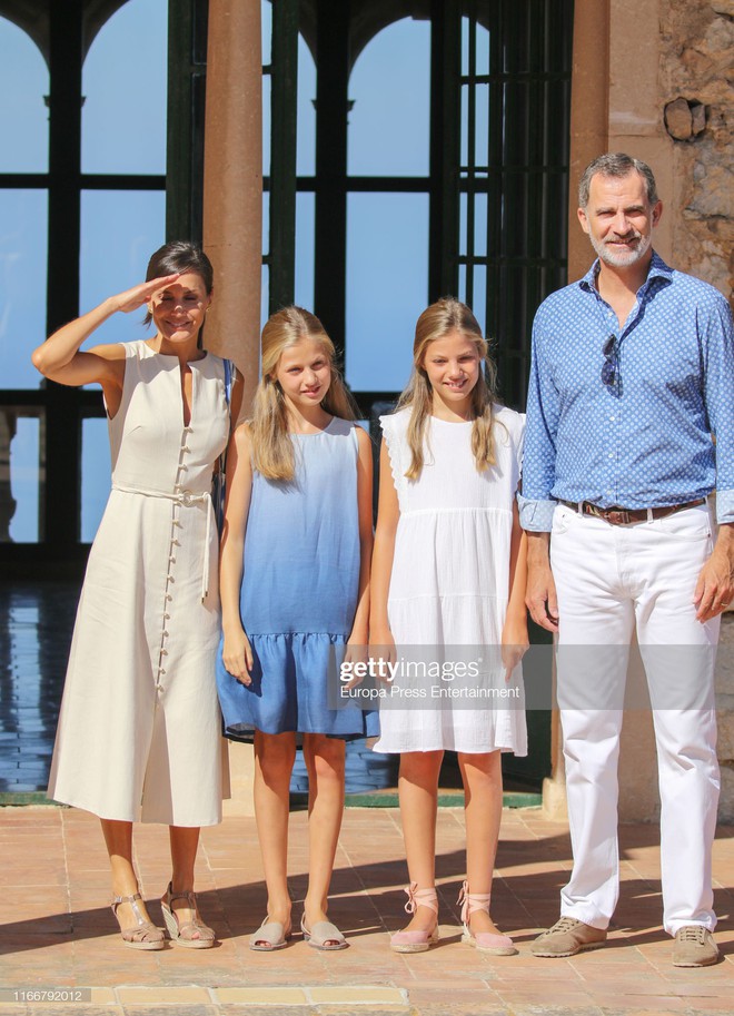 Hai công chúa nhỏ của Tây Ban Nha: Càng lớn càng trổ nhan sắc tuyệt phẩm, style đúng chuẩn lá ngọc cành vàng - Ảnh 1.