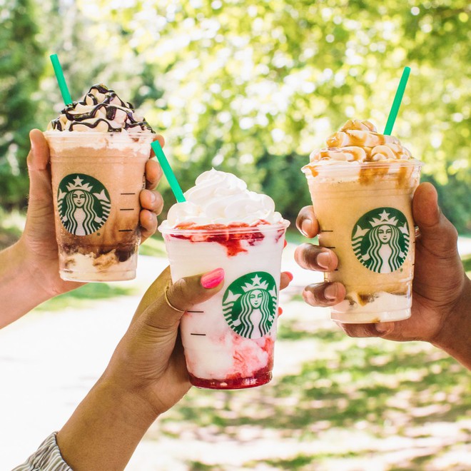 Chuyện khôi hài ở Starbucks: Món đồ uống gây bão tới mức được in hẳn lên áo thun, nhưng tìm trong thực đơn thì… không thấy - Ảnh 1.