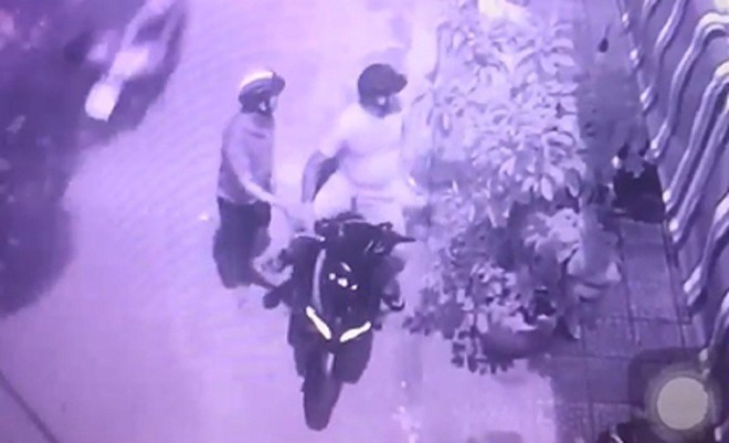 Clip: 2 thanh niên đột nhập nhà dân, trộm bức tượng trị giá 200 triệu chỉ trong 55 giây ở Đà Nẵng - Ảnh 2.