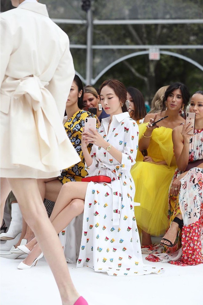 Dự NYFW: Jessica đẹp thanh nhã, chân dài miên man trong ảnh tự đăng nhưng ảnh phóng viên quốc tế chụp lại quá khác - Ảnh 2.