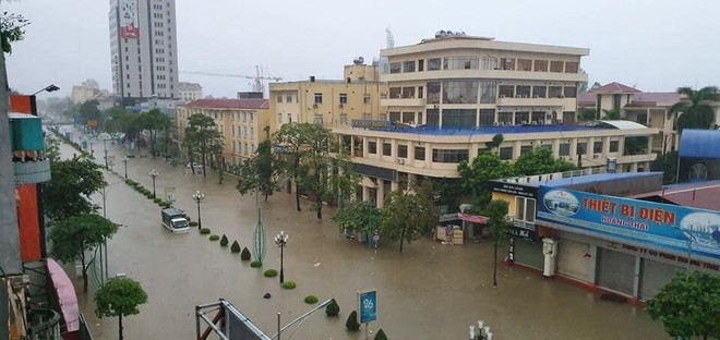 Th&aacute;i Nguy&ecirc;n ngập s&acirc;u sau trận mưa lớn, nhiều nh&agrave; cửa, &ocirc; t&ocirc; bị nước mưa nhấn ch&igrave;m - Ảnh 1.