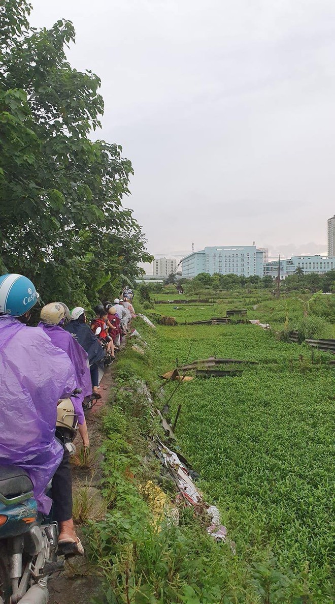 Hà Nội ùn tắc khắp nơi, nhiều nhân viên công sở tranh thủ giải quyết bữa sáng khi phải chôn chân giữa mưa - Ảnh 3.