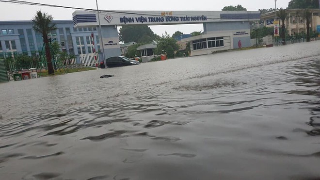 Thái Nguyên ngập sâu sau trận mưa lớn, nhiều nhà cửa, ô tô bị nước mưa nhấn chìm - Ảnh 2.