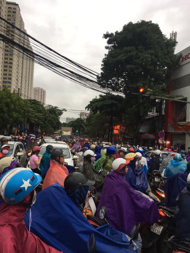 Hà Nội ùn tắc khắp nơi, nhiều nhân viên công sở tranh thủ giải quyết bữa sáng khi phải chôn chân giữa mưa - Ảnh 4.