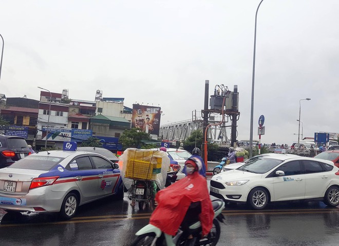 Hà Nội ùn tắc khắp nơi, nhiều nhân viên công sở tranh thủ giải quyết bữa sáng khi phải chôn chân giữa mưa - Ảnh 10.