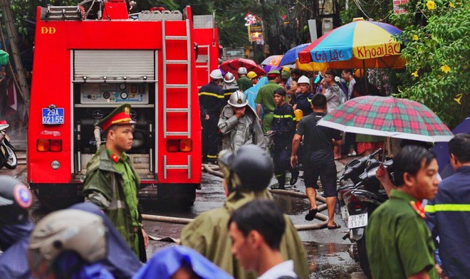 Hà Nội: Cháy lớn tại căn nhà 5 tầng trên phố Núi Trúc, nam thanh niên 17 tuổi mắc kẹt được giải cứu kịp thời - Ảnh 4.