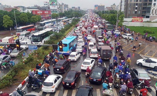 Hà Nội ùn tắc khắp nơi, nhiều nhân viên công sở tranh thủ giải quyết bữa sáng khi phải chôn chân giữa mưa - Ảnh 7.