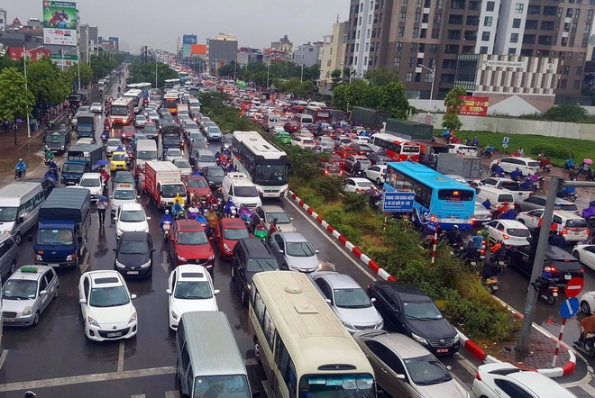 Hà Nội ùn tắc khắp nơi, nhiều nhân viên công sở tranh thủ giải quyết bữa sáng khi phải chôn chân giữa mưa - Ảnh 8.