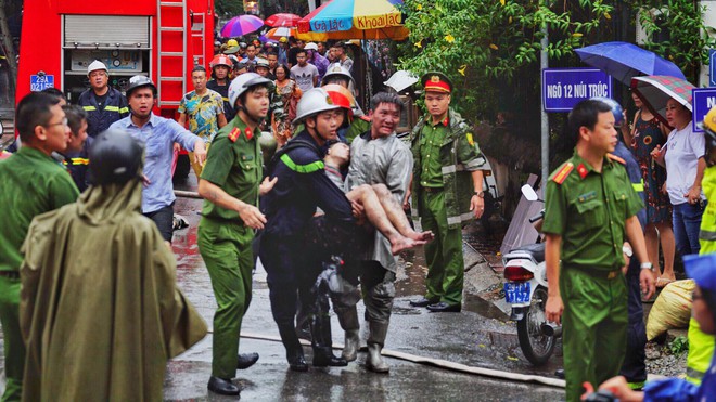 Hà Nội: Cháy lớn tại căn nhà 5 tầng trên phố Núi Trúc, nam thanh niên 17 tuổi mắc kẹt được giải cứu kịp thời - Ảnh 5.