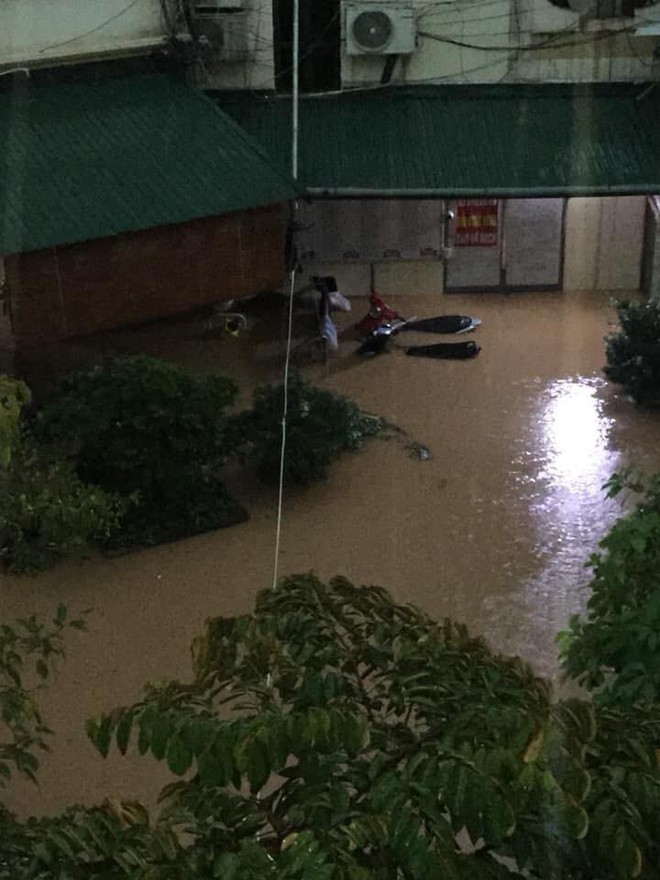 Thái Nguyên ngập sâu sau trận mưa lớn, nhiều nhà cửa, ô tô bị nước mưa nhấn chìm - Ảnh 11.