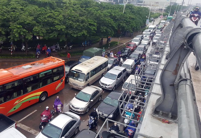 Hà Nội ùn tắc khắp nơi, nhiều nhân viên công sở tranh thủ giải quyết bữa sáng khi phải chôn chân giữa mưa - Ảnh 9.