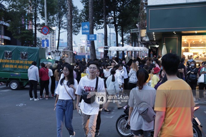 Hàng nghìn fan “bóp nghẹt” sự kiện hội tụ Ji Chang Wook và dàn sao hot tại TP.HCM, BTC thông báo huỷ phút chót vì an toàn - Ảnh 1.