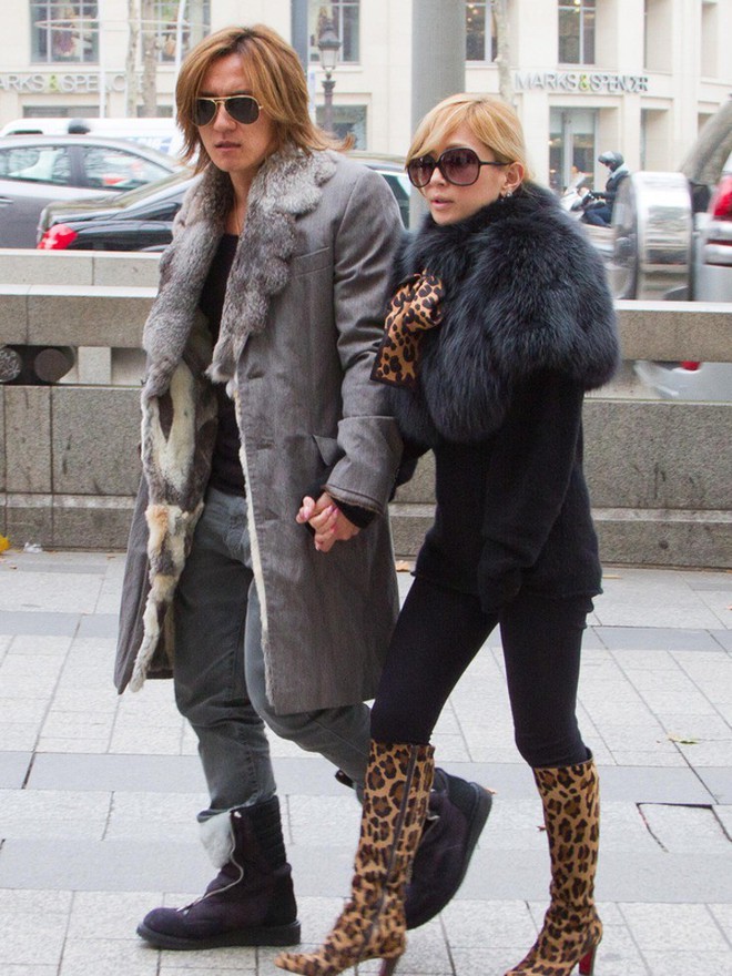 Kết cục của kẻ ngoại t&igrave;nh nổi tiếng Nhật Bản: Phải ăn cỏ c&ocirc;ng vi&ecirc;n cầm hơi, l&agrave;m trai bao kiếm tiền sống qua ng&agrave;y - Ảnh 5.