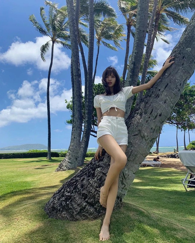 Sống ảo đỉnh như BLACKPINK tại Hawaii: Jennie và Lisa khoe body siêu nuột, Rosé đỉnh nhất mặc kệ ảnh ngược sáng - Ảnh 1.