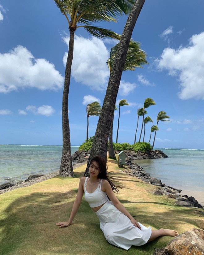 Sống ảo đỉnh như BLACKPINK tại Hawaii: Jennie và Lisa khoe body siêu nuột, Rosé đỉnh nhất mặc kệ ảnh ngược sáng - Ảnh 12.