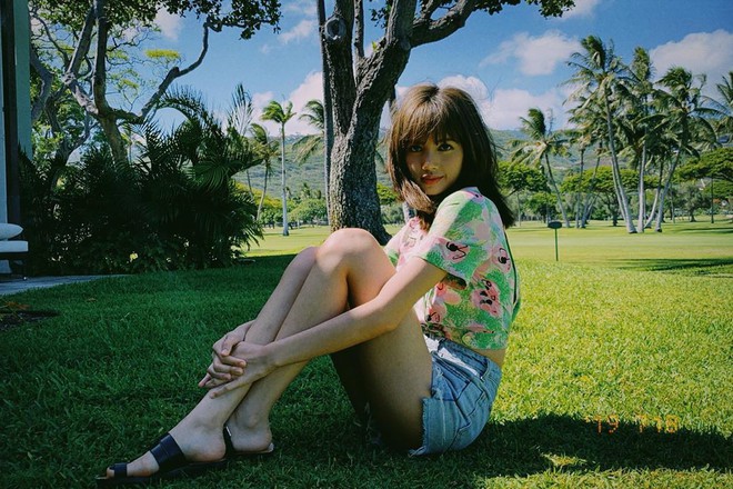 Sống ảo đỉnh như BLACKPINK tại Hawaii: Jennie và Lisa khoe body siêu nuột, Rosé đỉnh nhất mặc kệ ảnh ngược sáng - Ảnh 3.