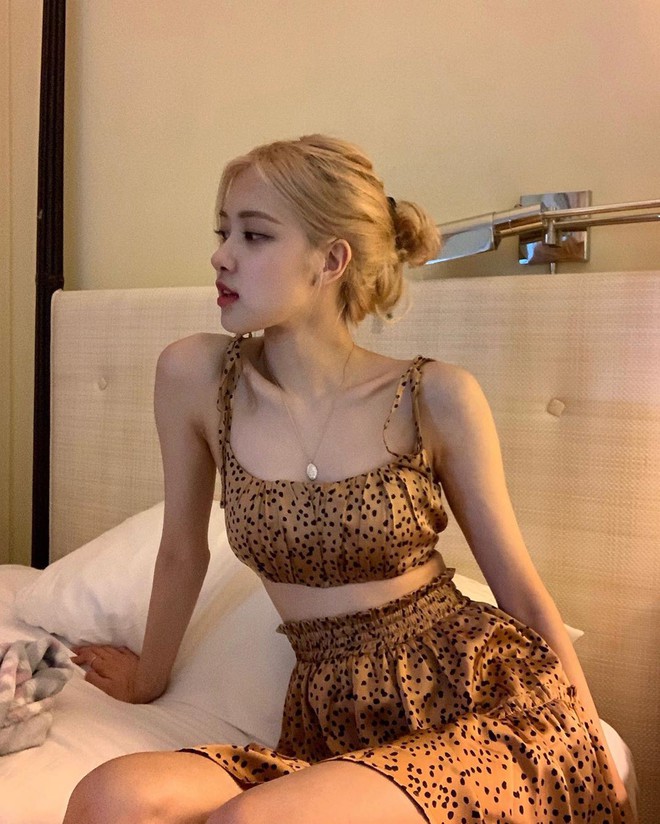 Sống ảo đỉnh như BLACKPINK tại Hawaii: Jennie và Lisa khoe body siêu nuột, Rosé đỉnh nhất mặc kệ ảnh ngược sáng - Ảnh 7.