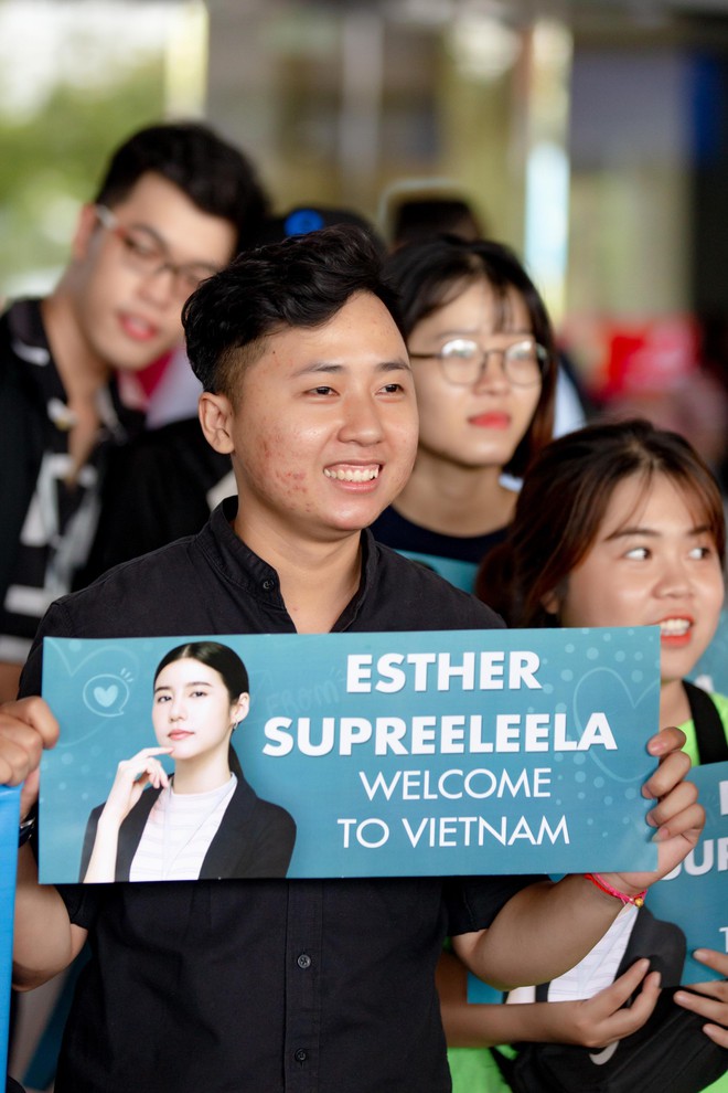 Mỹ nhân Esther Supreeleela xinh đẹp nổi bật tại sân bay Tân Sơn Nhất, sẵn sàng cho buổi công chiếu Thách Yêu 2 Năm - Ảnh 2.