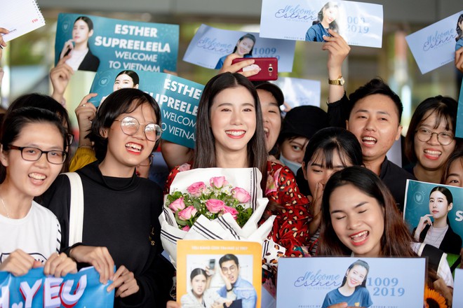 Mỹ nhân Esther Supreeleela xinh đẹp nổi bật tại sân bay Tân Sơn Nhất, sẵn sàng cho buổi công chiếu Thách Yêu 2 Năm - Ảnh 4.