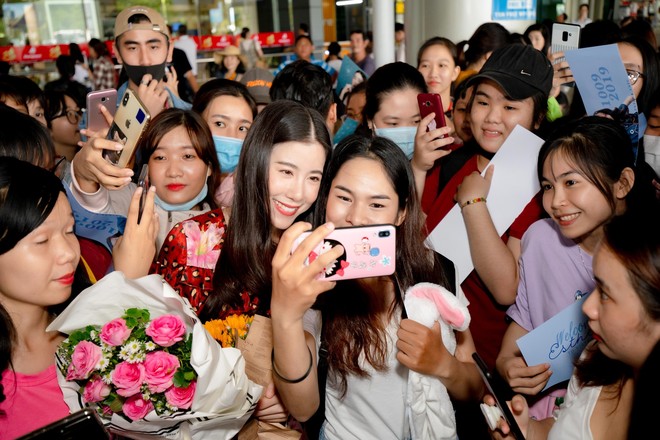 Mỹ nhân Esther Supreeleela xinh đẹp nổi bật tại sân bay Tân Sơn Nhất, sẵn sàng cho buổi công chiếu Thách Yêu 2 Năm - Ảnh 5.