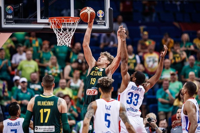 Kết quả ngày thi đấu 9/9 FIBA World Cup 2019: Cầu thủ xuất sắc nhất NBA 2019 về nước sớm, đội tuyển Mỹ thể hiện sức mạnh khủng khiếp - Ảnh 3.