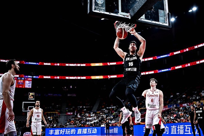 Kết quả ngày thi đấu 9/9 FIBA World Cup 2019: Cầu thủ xuất sắc nhất NBA 2019 về nước sớm, đội tuyển Mỹ thể hiện sức mạnh khủng khiếp - Ảnh 6.