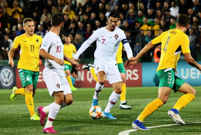 Ronaldo thiết lập h&agrave;ng loạt cột mốc kỷ lục mới khi ghi 4 b&agrave;n gi&uacute;p Bồ Đ&agrave;o Nha thắng đậm ở v&ograve;ng loại Euro 2020 - Ảnh 4.