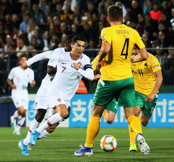 Ronaldo thiết lập h&agrave;ng loạt cột mốc kỷ lục mới khi ghi 4 b&agrave;n gi&uacute;p Bồ Đ&agrave;o Nha thắng đậm ở v&ograve;ng loại Euro 2020 - Ảnh 2.
