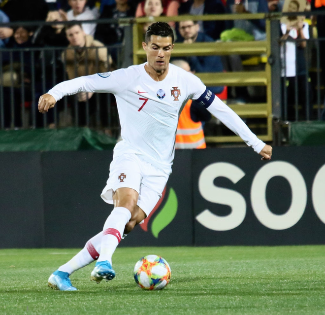 Ronaldo thiết lập h&agrave;ng loạt cột mốc kỷ lục mới khi ghi 4 b&agrave;n gi&uacute;p Bồ Đ&agrave;o Nha thắng đậm ở v&ograve;ng loại Euro 2020 - Ảnh 5.
